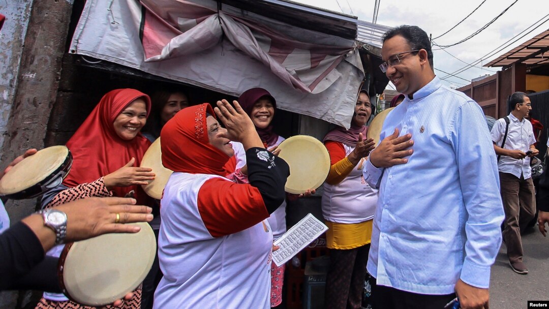 Anies Baswedan (kanan) berbicara dengan pendukungnya pada saat kampanye pemilihan kepala daerah DKI Jakarta. (Antara Foto/Muhammad Adimaja/via REUTERS)