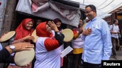 Anies Baswedan (kanan), ketika melakukan kampanye untuk pemilihan gubernur DKI Jakarta pada 17 Januari 2017. (Foto: Antara via Reuters)