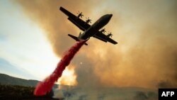 Un avión tanque arroja retardante en el incendio Ranch, parte del incendio complejo Mendocino, cerca de Clearlake Oaks, California, el 5 de agosto de 2018.