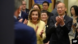 台湾立法院院长韩国瑜及美国众议员南希·佩洛西（图左)参加驻美国台北经济文化代表处在国会山举行的酒会。(2026年6月24日)