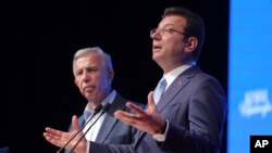 Meya wa Istanbul Ekrem Imamoglu wa chama kikuu cha upinzani cha Republican People's Party, CHP, akitoa taarifa mjini Ankara, Uturuki, Jumapili, Mei 14, 2023.
