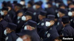 Miembros de las fuerzas del orden en El Salvador usan mascarillas durante una ceremonia de promoción en septiembre de 2020.