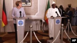 La chancelière Angela Merkel avec le président malien Ibrahim Boubacar Keita, lors d'une conférence de presse à Bamako, Mali, le 9 octobre 2016. 