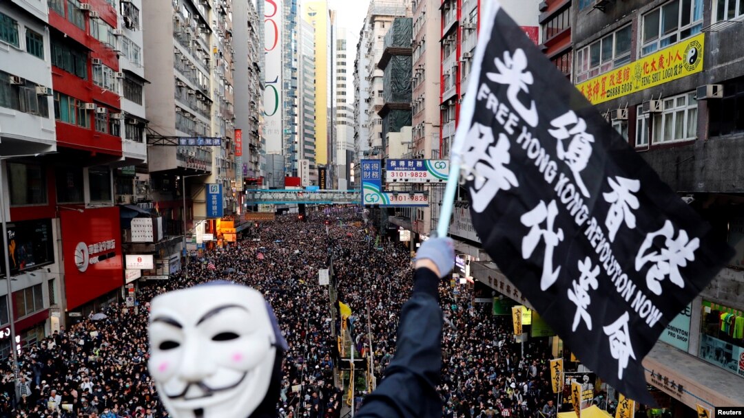 一名抗議者星期天（12月8日）參加民陣發起的人權大遊行。