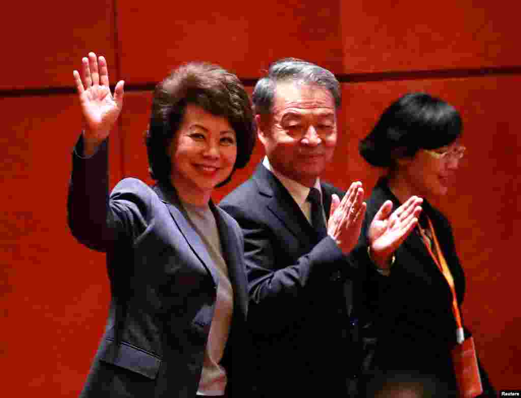 美国交通运输部长赵小兰（Elaine Chao）和中国交通运输部党组书记杨传堂抵达在北京举行的美中交通论坛第九次会议会场。中国交通运输部实行&ldquo;双首长制&rdquo; 。据香港英文南华早报报导，杨传堂表示，在中国&quot;一带一路&quot;倡议和美国基础设施重建计划架构下，中方愿意与美方携手合作，参与美国1.5万亿美元基础建设计划。