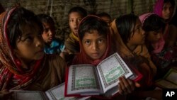 Nữ sinh Rohingya theo Hồi giáo trong lớp học kinh Quran tại trại tị nạn Kutupalong ở Bangladesh ngày 24/9/2017.