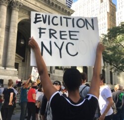2020년 8월 20일, 뉴욕에서 시위대가 강제 퇴거 중단을 요청하는 시위가 열리고 있다.