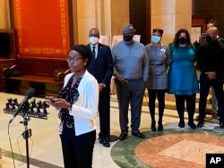 Minnesota Eyalet Meclisi Üyesi Demokrat Partili Esther Agbaje, 28 Şubat 2022'de eyalet meclisinin CROWN Yasası'nı kabul etmesinden sonra gazetecilere konuşmuştu.