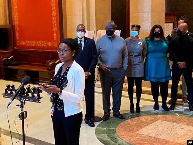 Minnesota Eyalet Meclisi Üyesi Demokrat Partili Esther Agbaje, 28 Şubat 2022'de eyalet meclisinin CROWN Yasası'nı kabul etmesinden sonra gazetecilere konuşmuştu.