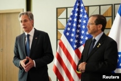 Menteri Luar Negeri Amerika Serikat Antony Blinken dan Presiden Israel Isaac Herzog berbicara kepada media di Tel Aviv, Israel, 22 Oktober 2024. (Nathan Howard/REUTERS)