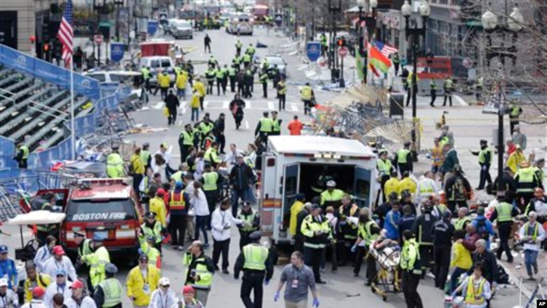 Paramédicos ajudam vitimas das explosões em Boston 