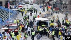 Paramédicos ajudam vitimas das explosões em Boston 