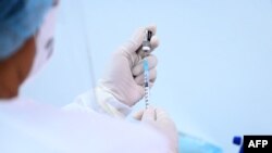 Un trabajador de salud prepara una dosis de la vacuna Oxford / AstraZeneca contra COVID-19 en el Hospital Nacional Dr. Juan José Fernández, El Salvador. [Archivo]