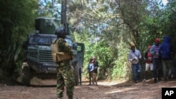 Un oficial de policía de Kenia patrulla un área en el vecindario de Kenscoff en Puerto Príncipe, Haití, el jueves 13 de febrero de 2025. 