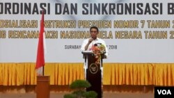 Menko Polhukam Wiranto memberikan pidato pada Forum Koordinasi dan Sinkronisasi Bela Negara di Sidoarjo, Senin 29/10. (VOA/Petrus Riski)