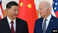 FILE - Presiden AS Joe Biden (kanan) dan Presiden China Xi Jinping (kiri) bertemu di sela-sela KTT G20 di Nusa Dua, Bali, 14 November 2022.(SAUL LOEB/AFP)