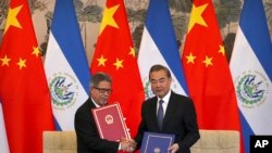 Министры иностранных дел Сальвадора и Китая Карлос Кастанеда и Ван И на церемонии установления дипотношений между двумя государствами