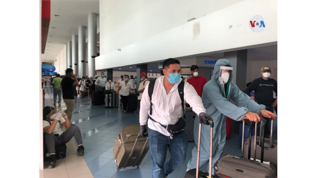 Ciudadanos estadounidenses se registran para tomar un vuelo charter.
