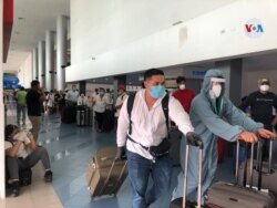 Ciudadanos estadounidenses se registran para tomar un vuelo charter.