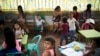 Niños venezolanos asisten a clases gratuitas en Happy Children's, una escuela para niños migrantes venezolanos, en La Parada, cerca de Cúcuta, Colombia, el 6 de octubre de 2021. 