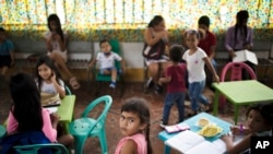 Niños venezolanos asisten a clases gratuitas en Happy Children's, una escuela para niños migrantes venezolanos, en La Parada, cerca de Cúcuta, Colombia, el 6 de octubre de 2021. 