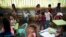 Niños venezolanos asisten a clases gratuitas en Happy Children's, una escuela para niños migrantes venezolanos, en La Parada, cerca de Cúcuta, Colombia, el 6 de octubre de 2021. 