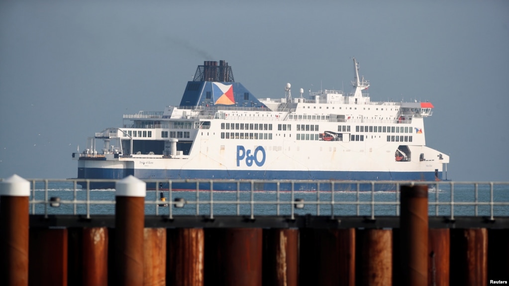 一艘跨海轮渡离开英国多佛港。(2021年1月1日)(photo:VOA)