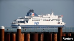 Salah satu kapal feri yang dikelola oleh P&O Ferries, tampak di pelabuhan Dover, Inggris (foto: dok). 