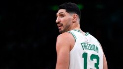 VOA专访: NBA球星坎特接受美国之音专访谈致力于倡导人权的体会