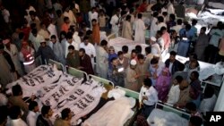 Warga Pakistan berkumpul untuk mengidentifikasi jasad dari keluarganya yang terbunuh dalam ledakan bom di sebuah rumah sakit daerah di Lahore, Pakistan, 2 November 2014 (foto: AP Photo/K.M. Chaudary)