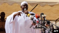 Le président gambien Adama Barrow prononce un discours lors de sa visite à Faraba Banta le 22 juin 2018.