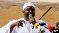 Le président gambien Adama Barrow prononce un discours lors de sa visite à Faraba Banta le 22 juin 2018.