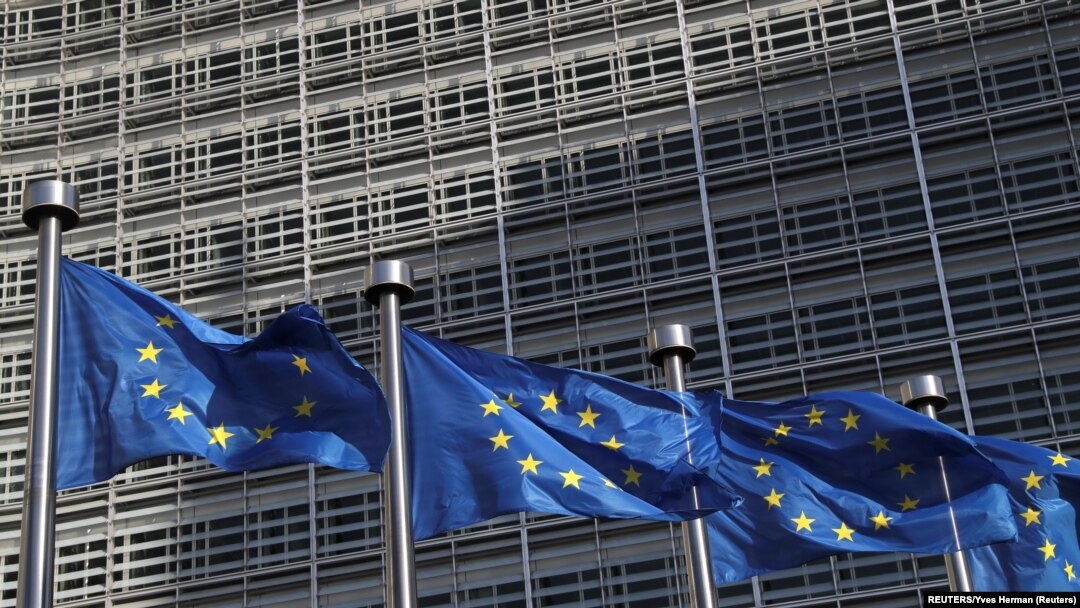 Zastave EU ispred sedišta Evropske komisije u Briselu, Belgija.