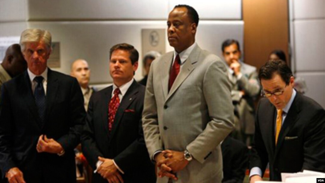 Conrad Murray (kedua dari kanan), dokter pribadi Michael Jackson, saat menghadiri sidang di pengadilan Los Angeles (foto: dok).