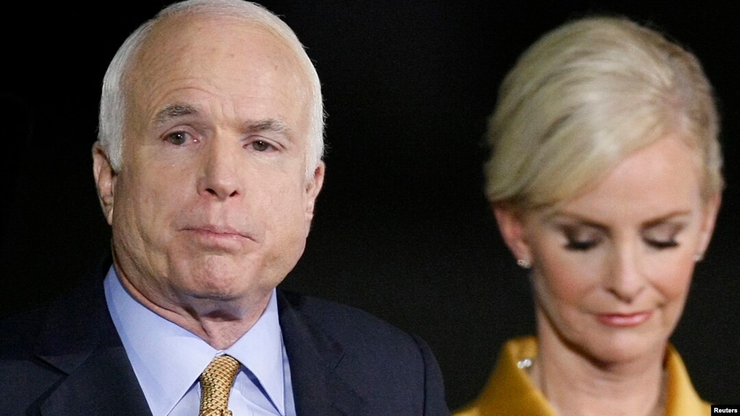 Senator AS John McCain dan istrinya, Cindy (foto: dok). McCain yang kini berusia 81 tahun, mengidap kanker otak.