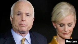 Senator AS John McCain dan istrinya, Cindy (foto: dok). McCain yang kini berusia 81 tahun, mengidap kanker otak.