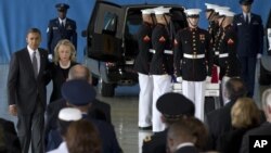 美国总统奥巴马和国务卿克林顿在遇害美国人遗体运回美国的仪式上讲话后回到他们的座位