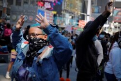 Manifestantes protestan contra la muerte en custodia policial de George Floyd en Minneapolis, en Times Square en Nueva York.