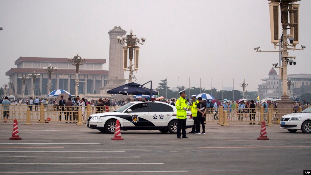 Lực lượng an ninh đứng trước Quảng trường Thiên An Môn, Bắc Kinh, vào ngày 46/ 2019. 