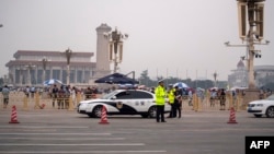 Oficiales de policía custodian frente a la Plaza de Tiananmen en Beijing el 4 de junio de 2019, a 30 años de la mortal represión desatada por el gobierno comunista de China para aplacar protestas a favor de la democracia.