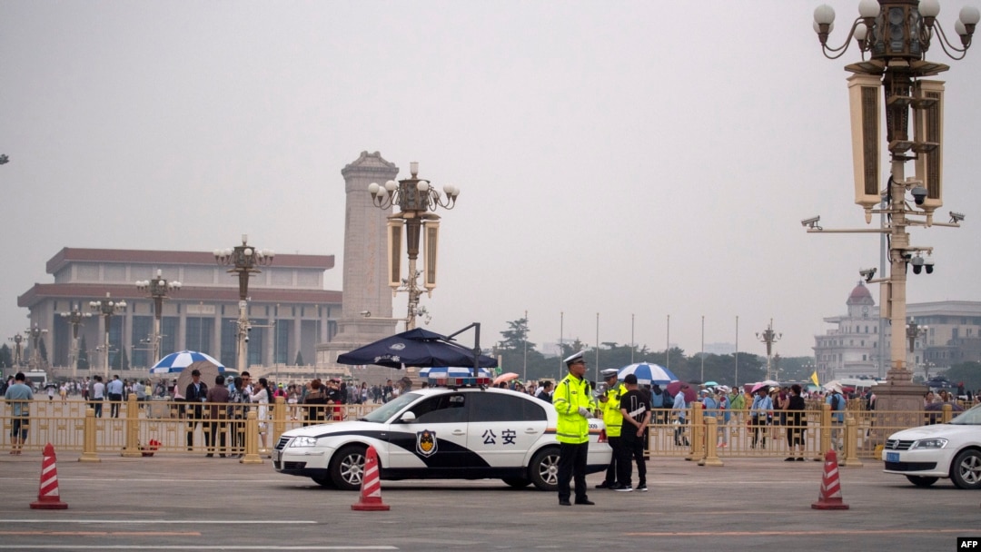 Polisi berjaga di depan Lapangan Tiananmen di Beijing, 4 Juni 2019. China memperingati 30 tahun penumpasan brutal demo pro demokrasi di lapangan tersebut.