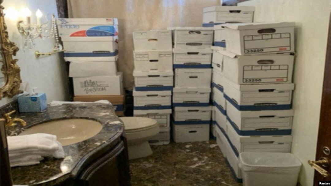Sejumlah kotak dokumen rahasia yang disimpan di kamar mandi di klub Mar-a-Lago milik Trump di Florida pada awal 2021. (Foto: via Reuters)