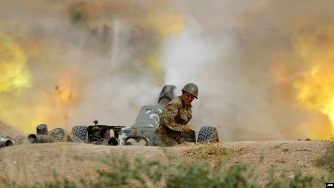 Seorang prajurit Tentara Pertahanan Karabakh menembakkan artileri ke arah posisi Azeri selama pertempuran memperebutkan wilayah Nagorny Karabakh yang memisahkan diri pada 28 September 2020. (Foto oleh Handout/Kementerian Pertahanan Armenia/AFP)
