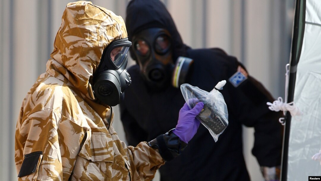 Investigator forensik Inggris dengan mengenakan pakaian khusus, melakukan penyelidikan kasus Novichok di Amesbury, Inggris, 6 Juli lalu (foto: ilustrasi). 