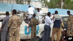 Pasukan keamanan dan petugas medis Somalia berada di lokasi serangan bom terhadap bus PBB di Garowe, Senin (20/4).