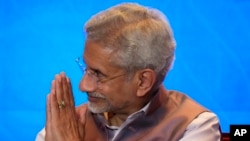 Waziri wa Mambo ya Nje wa India S. Jaishankar akionyesha ishara wakati wa hafla ya kuweka wakfu kwenye ubalozi mdogo wa Marekani, mjini Bengaluru, India, Ijumaa, Januari 17, 2025