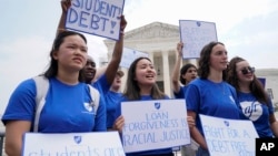 Belasan warga AS berdemonstrasi di luar Mahkamah Agung, Jumat, 30 Juni 2023, di Washington untuk mendukung rencana pengampunan pinjaman biaya kuliah (student loan) yang diusulkan Presiden Joe Biden. 