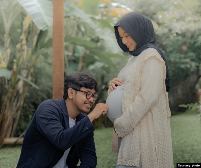 Aditia Hadi Saputra bersama istrinya, baru menyambut kehadiran putri pertamanya awal Januari 2025 (dok. pribadi)