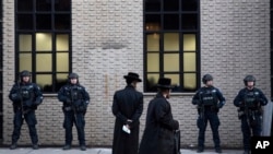 Ortodoksni Jevreji ispred sinagoge u Bruklinu, 11. decembra 2019. (Foto: AP Photo/Mark Lennihan)