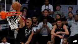 Giannis Antetokounmpo des Milwaukee Bucks tente un dunk lors d'un match contre les Golden State Warriors, USA, le 8 février 2018.